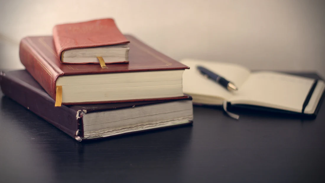 Livros e caderno sobre a mesa